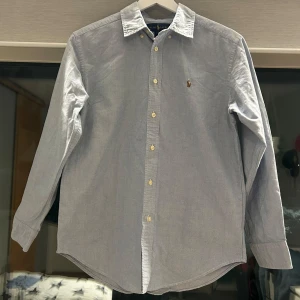 Skjorta från Ralph Lauren - Blå skjorta från Ralph lauren super bra skick aldrig använd köpt ifrån californien. Original pris 999 :- kan diskutera pris och sänka under snabb affär.