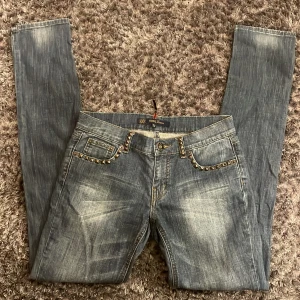 Blå jeans med nitar från Oasis - Snygga blå jeans från Oasis med coola nitar på fickorna. De har en klassisk femficksdesign och en knappgylf. Perfekta för en edgy look!