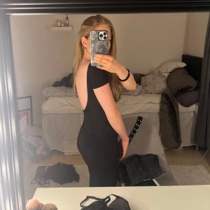 Öppen rygg T-shirt från Gina (svart) - I storlek xxs. Snygg men jag gillar inte tajta tröjor/t-shirts. 