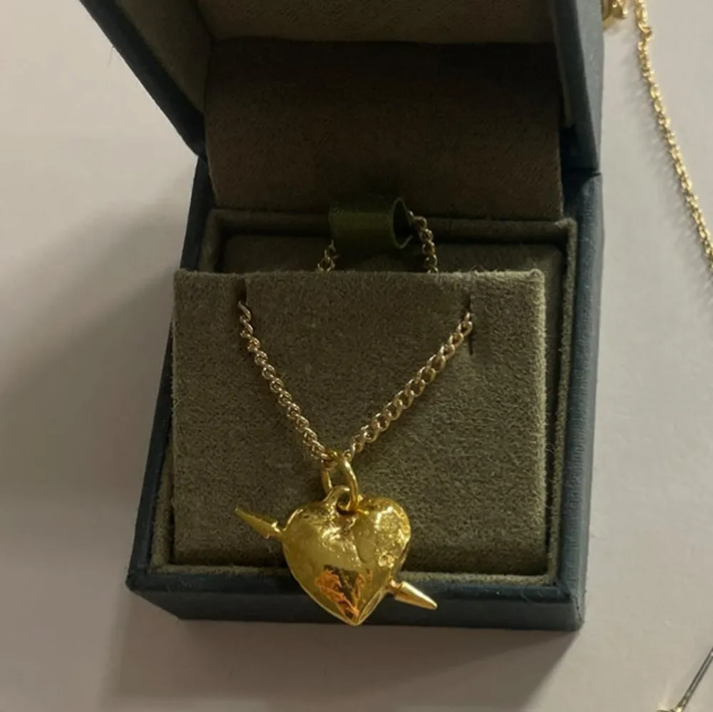 Säljer mitt maria nilsdotter halsband nypris 3500 kr, mitt pris 2200 kr kommer intr sänka priset 🫶den är guldpläterad för 3 veckor sen och har bytt till en tjockare kedja! man får även med maria nilsdotter asken💕(har lagt den billigaste frakten). Asusteet.