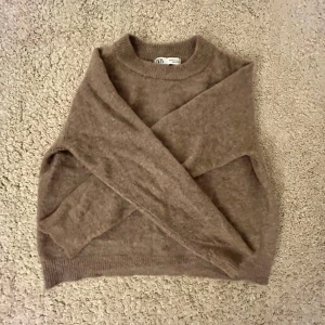 Alpaca stickad tröja - Stickad tröja från Zara i fint skick😋😘