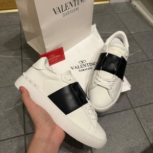 Valentino opens! - Hej säljer de här tvär feta valentino opens i färgen svart. Den kommer helt oanvänd och är i storlek 40, man ser riktigt grischig ut i skorna! Priset kan diskuteras om det är rimligt