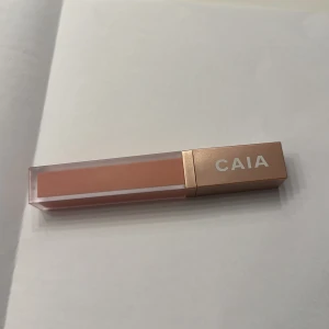 Flytande läppstift Luv Puppie från CAIA - Snyggt flytande liquid lipstick i nyansen Luv Puppie från CAIA. Slutsåld på caias hemsida. Kommer i en elegant förpackning med guldlock och transparent hylsa som visar den mjuka, rosa färgen. Perfekt för en naturlig look med en touch av färg. Läppstiftet är mer åt det matta hållet. Endast testad. Nypris: 195kr säljer för 89kr