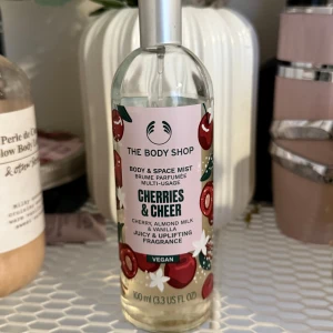 The body shop cherries & cheer body mist - Säljer the body shop cherries & cheer body mist, 100 ml. Se mängd i bilden. 100 kr. Kan fraktas mot betalning eller mötas upp i Stockholm 
