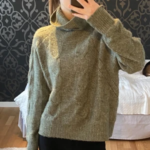 Stickad tröja - Mysig olivgrön stickad polotröja med kabelstickat mönster💚