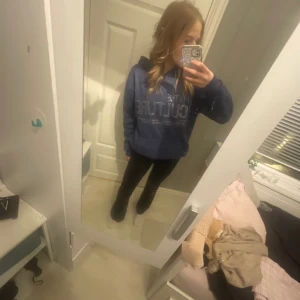 FOR THE CULTURE - Säljer en blå hoodie med texten 'FOR THE CULTURE' i glittriga bokstäver. ❗️DEN ER IKKE EKTE❗️