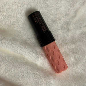 Mini Roller Lash Mascara från Benefit - Säljer en mini Roller Lash Mascara från Benefit. Nypris på sephora 229kr