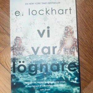 Vi var lögnare - Pocket i mycket bra skick, tveka inte att höra av vid frågor.                                                                                          En New York Times bestseller om Cadence Sinclair Eastman och hennes somrar med den förmögna familjen Sinclair på deras privata ö. En berättelse om hemligheter, lögner och en oförglömlig sommar.