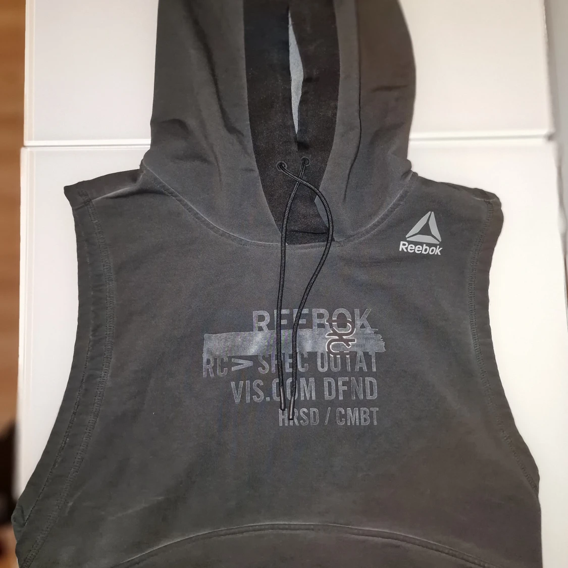 Grå ärmlös hoodie från Reebok - 92