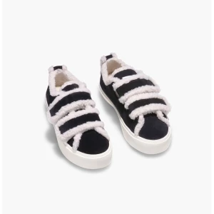 Inuikii Shearling Low Velcro Black - Säljer nu mina Inuikii Shearling Low Velcro sneakers i svart som tyvärr inte kommit till användning. Skorna är slutsålda och mycket populära.  Budgivning från 2600kr. Det kostade runt 2600kr inkl. frakt när jag köpte det.  Jag säljer dem vid bra bud då dessa skor är väldigt eftertraktade💗