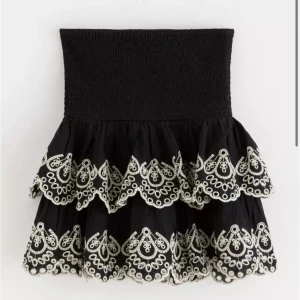 VOLANG KJOL - Jätte fin kjol men har för mycket kläder så den har inte hunnit användas. Vid mer information, vänligen kontakta via DM! 