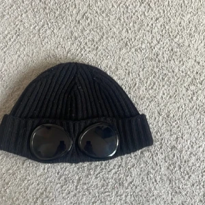 Cp company mössa - Billigare vid snabb affär, använd förra vintern. säljs billigt, skickas samma dag som du köper. Hör av dig innan du köper den. 