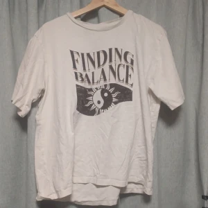 !Två T-shirts! Vit & svart - Två stycken t-shirts. Använda en del men ser själv inte defekter på de. Priset är för båda tillsammans och inte för endast en.