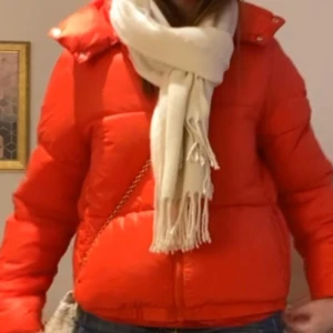 Röd pufferjacka - Snygg röd pufferjacka från Primemark med dragkedja och hög krage. Det finns fläckar på ärmarna. Nypris: 400kr Mitt pris: 100kr 