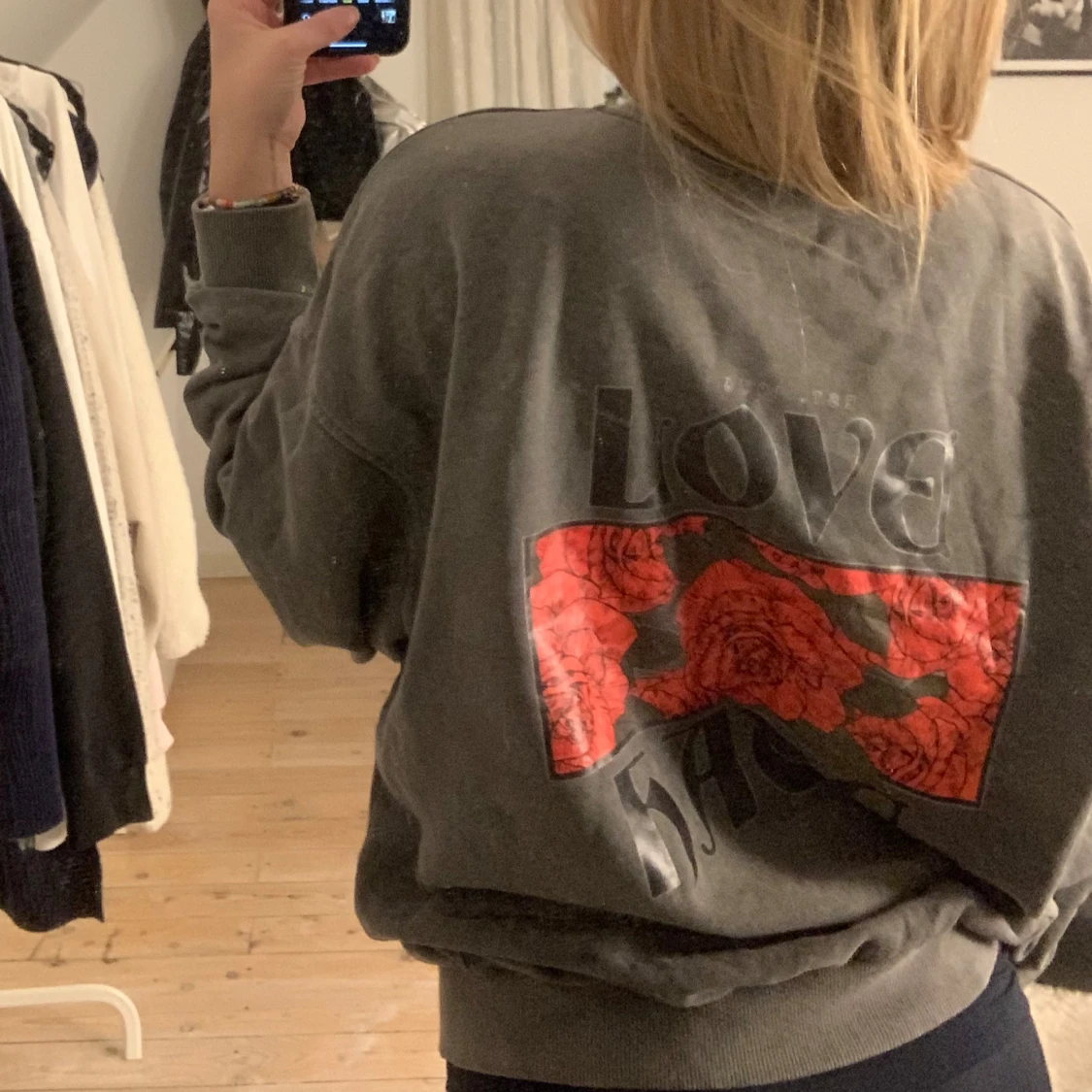 Grå sweatshirt med rosdetalj - 90
