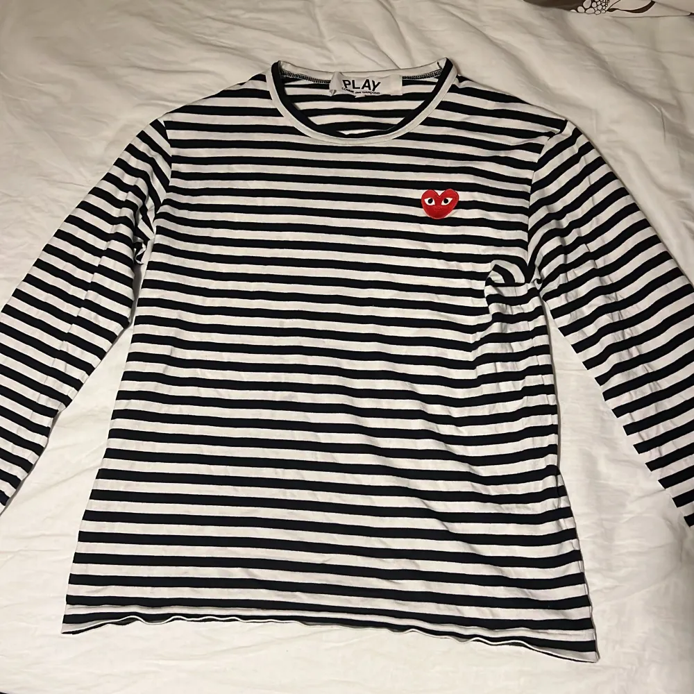Randig tröja från Comme des Garçons i toppen skick. Stl M men sitter som S. Pris kan diskuteras, och kan gärna byta mot en likadan i större storlek :). Neuletakit & Villapaidat.