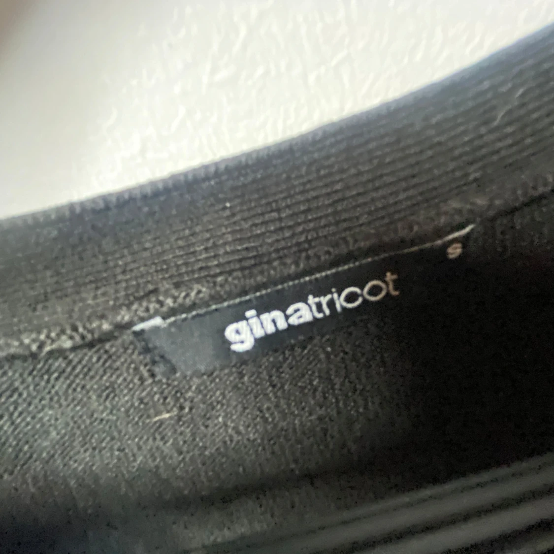 Svart kofta från Gina Tricot - 91