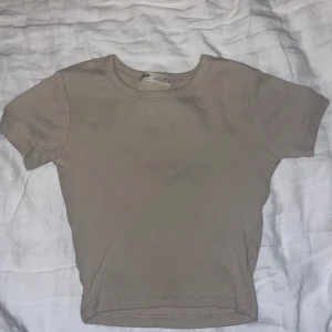 Topp från Pull&Bear - Säljer en beige ribbad topp från Pull&Bear i storlek S. Använd ett flertal gånger men hyfsat ny! 💘