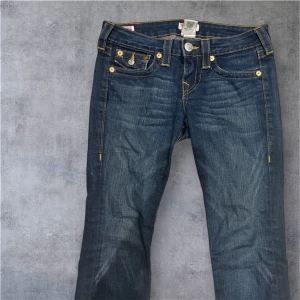 True religion bootcut petit jeans - Väldigt snygga o fräscha bootcut truyes som är storlek w27 i petite size, passar perfekt på mig som är 157cm. Pris på 650kr 🫶🏼 funderar ni över något så skriv till mig privat 