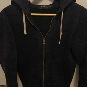 Mörkblå hoodie från Ralph Lauren - Ganska bra skick, pris diskuteras!!!!!!!