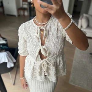 Vit blus med knytning - Nyskick från Gina Tricot!