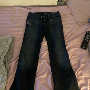 Diesel jeans  - Jätte fina jeans från diesel som är väldigt låg i midjan och är bootcut. De är i bra skick. Skriv för mått!💕 är även öppen till att byta med ngn som har en större storlek
