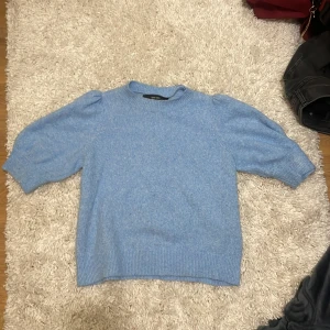 Blå tröja från Vero Moda - Säljer en söt ljusblå tröja från Vero Moda. Tröjan har puffiga ärmar och en rund halsringning. Den är endast använd 3 gånger. Jättebekväm!🤩🩵(Köparen står för frakten!!) 