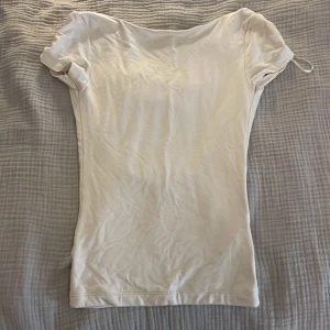 Rygglös tröja från Gina  - En tröja från soft collection, aldrig andvänt, nyskick, säljer pga inte min färg. Storlek XXS.pris 110kr, pris kan diskuteras vid snabb affär. Kan strykas innan jag skickar 