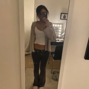 Lågmidjade jeans - Ett par jeans från Gina tricot i modellen perfekt jeans i mycket bra skick jag säljer eftersom jag har för mycket jeans som ser lika dana ut annars skulle jag ha sparat dem! Det är bara att skriva om man är intresserad💗 original pris:500kr