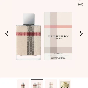 Burberry London Eau de Parfum 50 ml - Säljer en elegant Burberry London Eau de Parfum för kvinnor, 50 ml. Flaskan är klädd i det klassiska Burberry-mönstret med rutor i beige, rött och svart. Perfekt för den som älskar en tidlös och sofistikerad doft. Flaskan har en stilren, fyrkantig design med en silverfärgad kork. Den är endast testat 