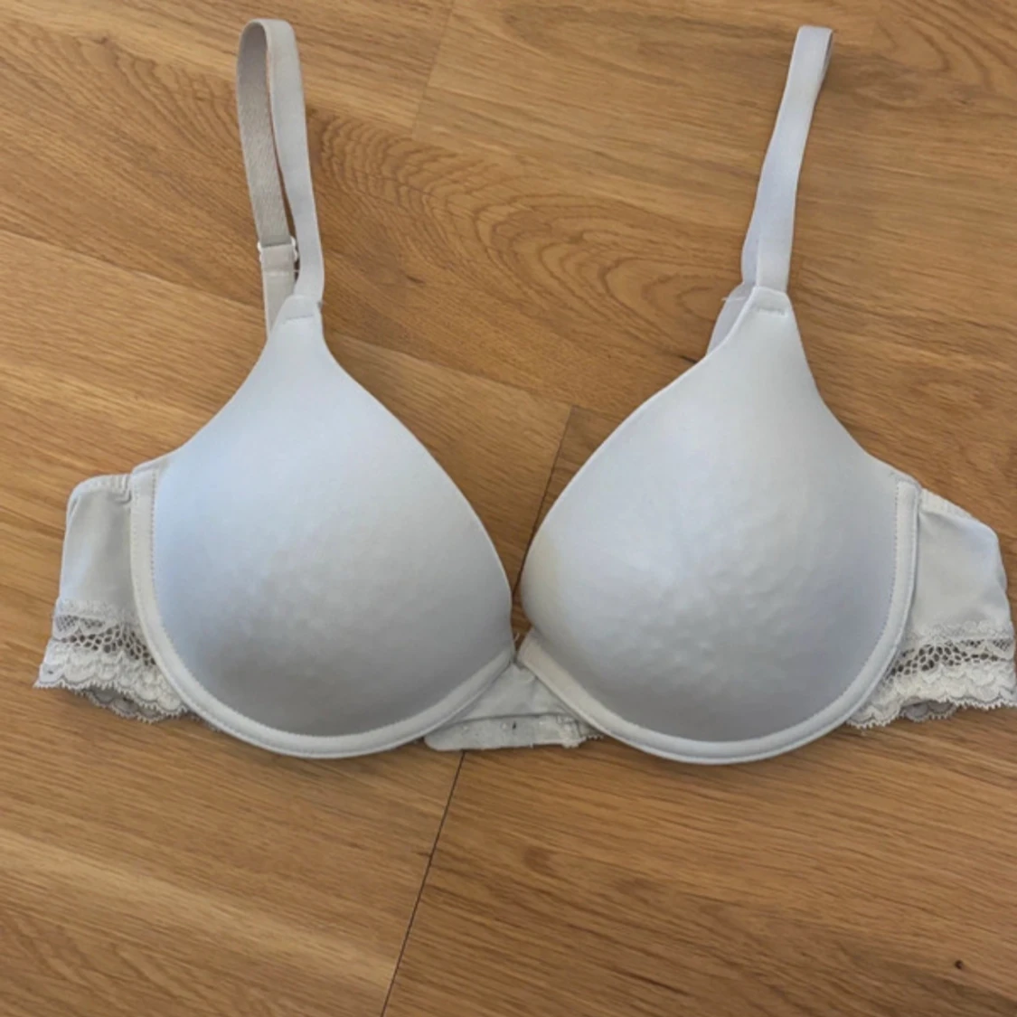 Vit bh med spetsdetaljer