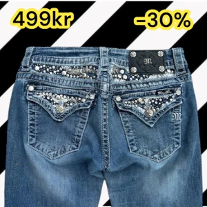 Miss Me Lågmidjade Bootcut Jeans💙 - Storlek: W28💙 • Midjemått: 37 cm • Längd: 94 cm • Benöppning: 21,5 cm • Innerbenslängd: 73 cm • Lår: 23 cm • OBS! Stor men svag brun fläck över höger ben och lite på vänster (se bild) • Hör gärna av dig vid frågor💙
