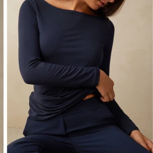 Mörkblå långärmad topp från Intimissimi - Säljer en elegant mörkblå långärmad topp från Intimissimi. Den är i ett mjukt och stretchigt material, perfekt för både vardag och fest. Toppen har en enkel och stilren design som gör den lätt att matcha med olika outfits. Perfekt för höst och vår!