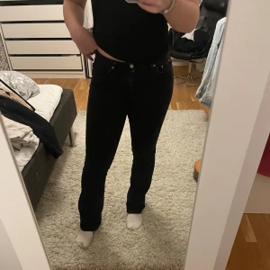 Svarta jeans - Säljer ett par svarta, lågmidjade, utsvängda jeans i mycket bra skick. 🖤 Säljer då de är för små för mig. ❣️