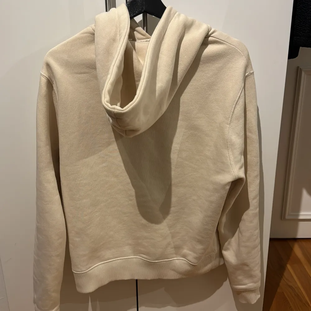 Säljer en snygg beige hoodie från Axel Arigato i mycket bra skick nästan aldrig använd. Storlek XS-S. Hoodies.