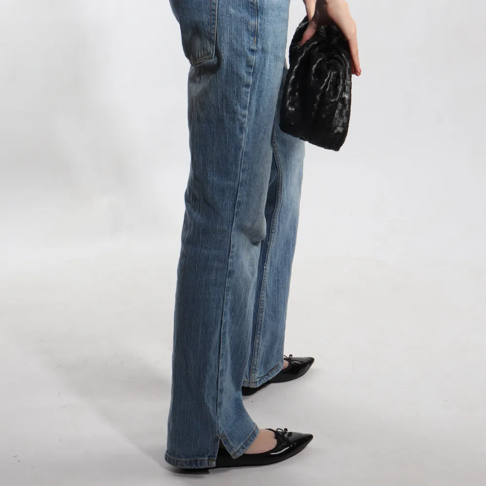 Säljer ett par klassiska blå jeans med bootcut. De har en normal passform och är perfekta för både vardag och fest. Jeansen är i bra skick och har en snygg tvätt som ger en avslappnad look. Perfekta att matcha med en crop top eller en mysig tröja.. Jeans & Byxor.