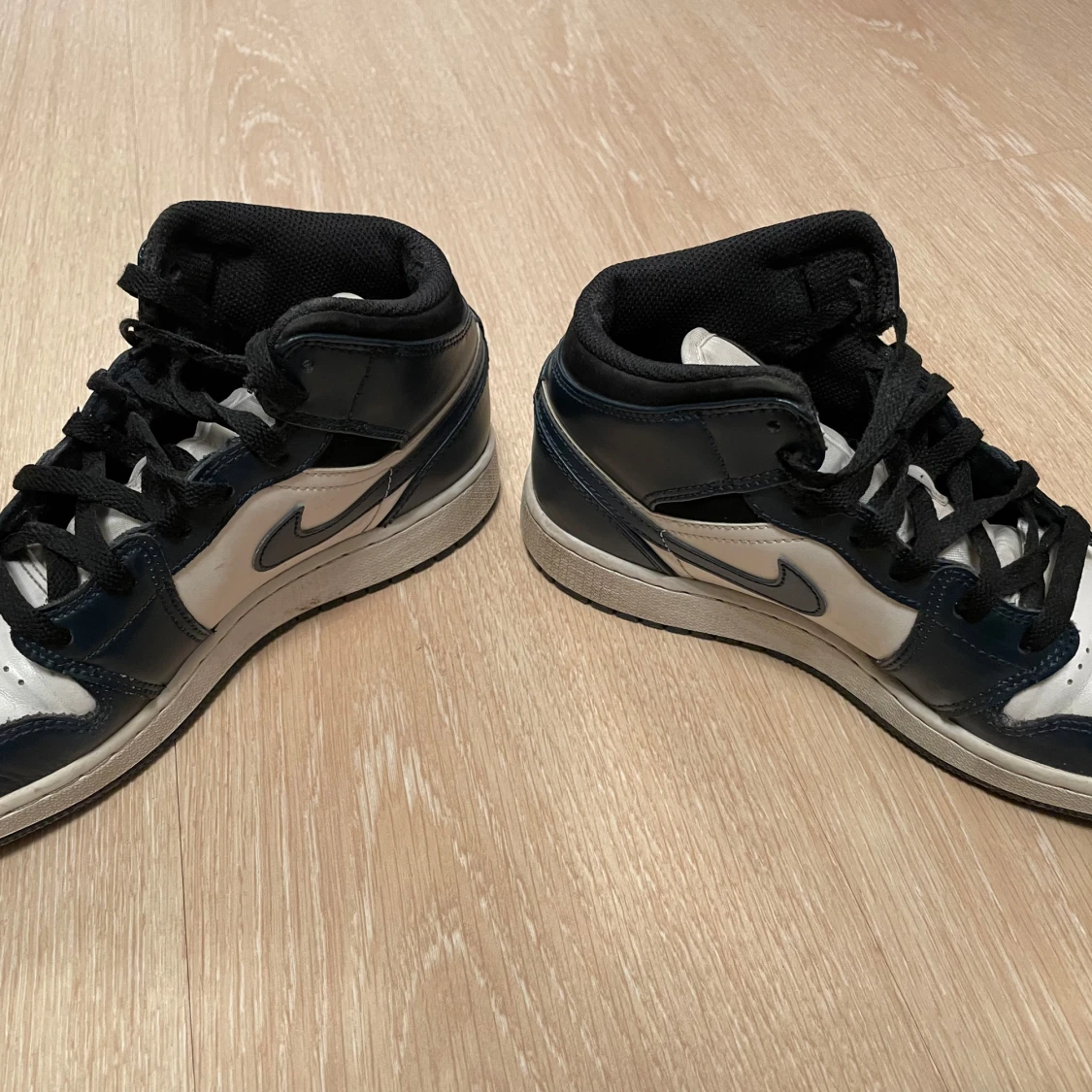 Nike Air Jordans i svart, mörkblått och vit - 93