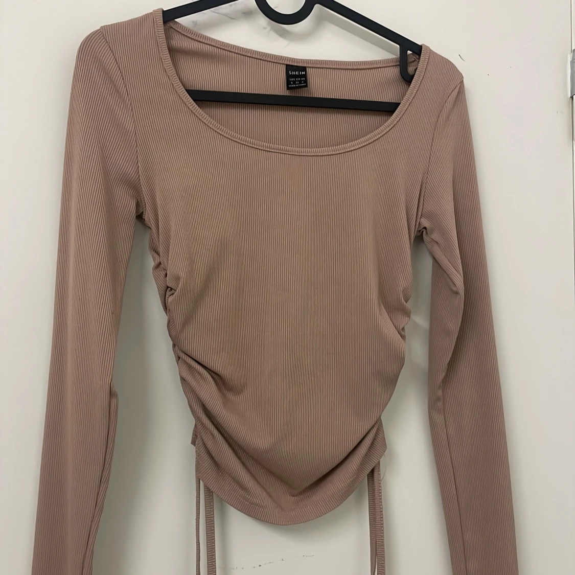 Beige ribbad topp med rynkdetaljer