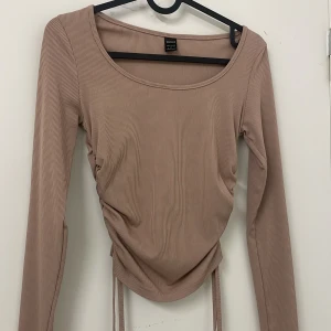 Beige ribbad topp med rynkdetaljer - Snygg beige ribbad topp