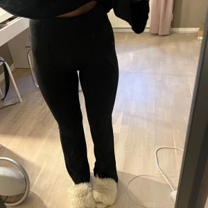 Svarta byxor - säljer dessa supersköna svarta byxor i mycket bra skick. de är högmidjade och har en tight passform med pressveck och slits på insidan 🖤