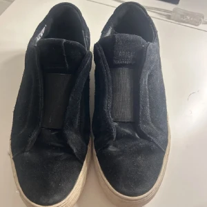 Axel arigato skor  - Säljer ett par super fina axel arrigatos! Tvättar dem gärna innan jag skickar☺️ litet ”hål” där nere som inte märks av eller ändrar funktionen av skorna. Dem funkar exakt lika bara och får ej in vatten osv!