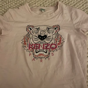 Ljusrosa t-shirt från Kenzo -  ljusrosa t-shirt från kenzo. Strl s