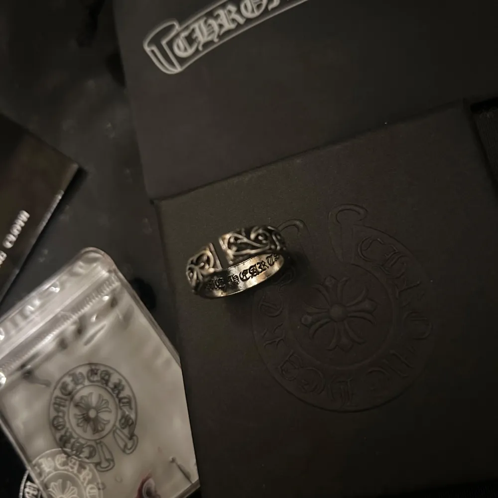 Säljer helt ny stainless steel chrome hearts ring. Size är allt mellan 6-11 US ring size. Stainless steele material. Skriv vid frågor! ;D. Accessoarer.