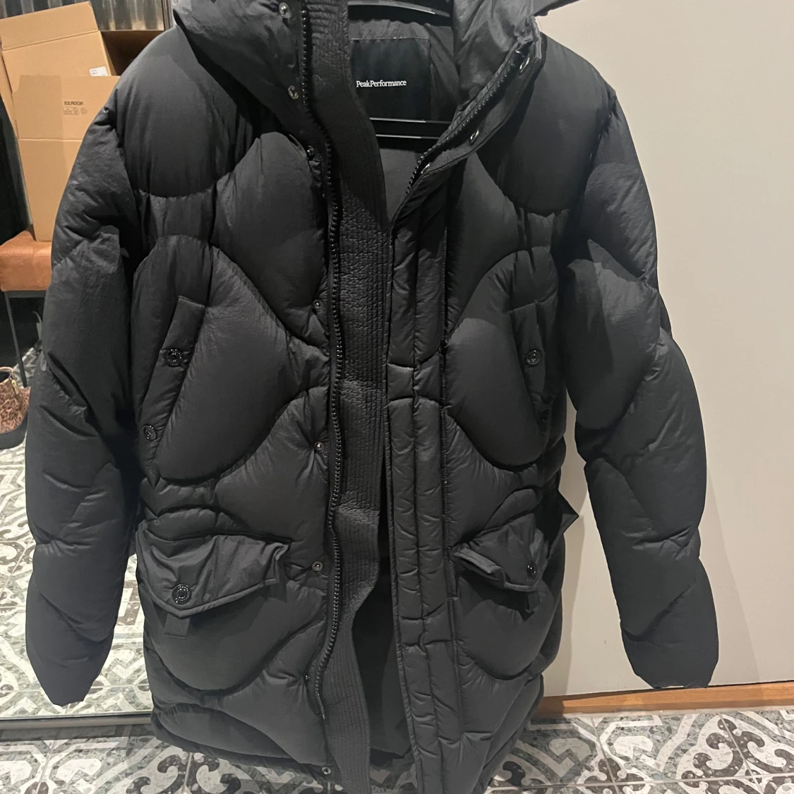Svart dunjacka från Peak Performance - 90