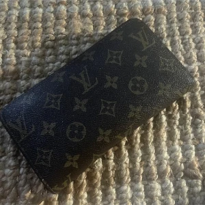  plånbok med monogrammönster - Säljer en snygg plånbok med klassiskt monogrammönster. Den är i mycket bra skick, fyndad på secondhand i Köpenhamn för några år sedan. Stilren och tidlös design som passar alla tillfällen.