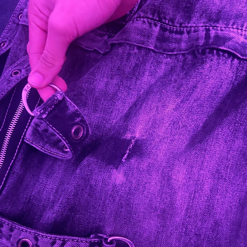 Gråa Tripp nyc X-Strap raver jeans i size L dom är bra skicka förutom att dom har heelbite och en söm på en bondage sak har gått sönder (bild 4) annars e dom som nya. Säljer för att dom är för stora. Dom är super bekväma och går att skjustera med snöre både vid midjan och benöppning så man kan förhindra heeldrag och dom har dragkedja vid benet så man kan göra dom till shorts. Dom är köpte från tripp nyc hemsidan för totalt runt 3000 med frakt o tull. Priset är inte fast och kom me trade offers. . Jeans & Byxor.