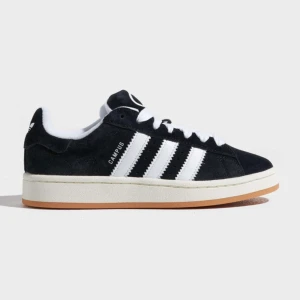 Svarta Adidas Campus sneakers - Snygga svarta Adidas Campus sneakers i mocka med de klassiska vita ränderna på sidan. Dom är använda men i väldigt bra skick! Skriv privat för att se egna bilder😊