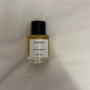 ESSNCE I Am Vanilla Eau de Parfum - Säljer en flaska ESSNCE I Am Vanilla Eau de Parfum. Den har en stilren design med en genomskinlig glasflaska och svart kork. Doften är varm och söt med tydliga vaniljtoner, perfekt för dig som älskar en mjuk och inbjudande doft. Doftar väldigt gott, som vaniljbullar😍