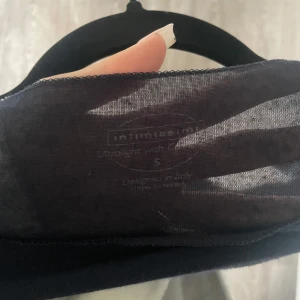 Svart långärmad topp från Intimissimi - Säljer en elegant svart långärmad topp från Intimissimi. Super snygg och endast testad! 