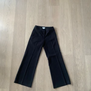 Kostymbyxor - Vida kostymbyxor från Weekday. Köpte dem för 600kr. Har använt dem en gång. Jag är 172